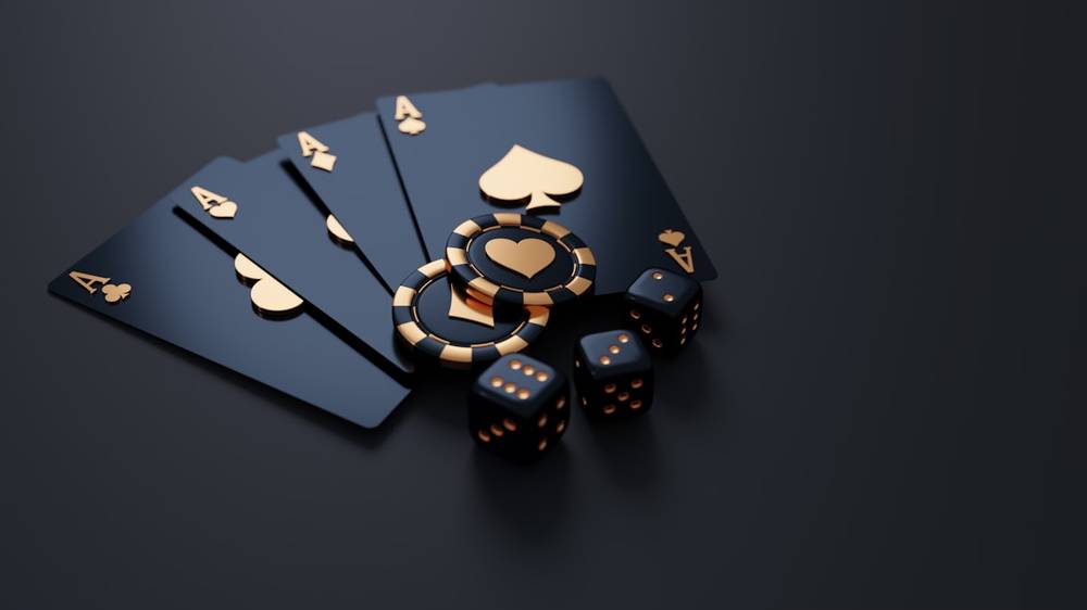 Kartu poker terbuka di atas meja dengan tumpukan chip di latar belakang