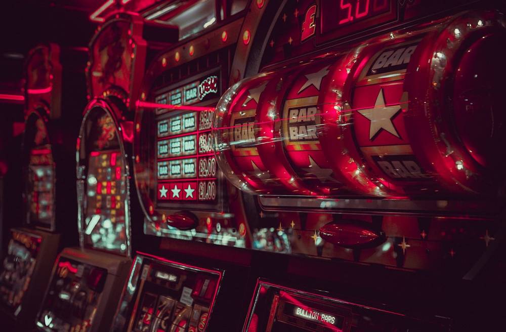 Layar mesin slot menampilkan simbol dan garis pembayaran