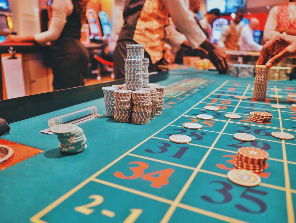 Meja roulette dengan roda berputar di studio kasino